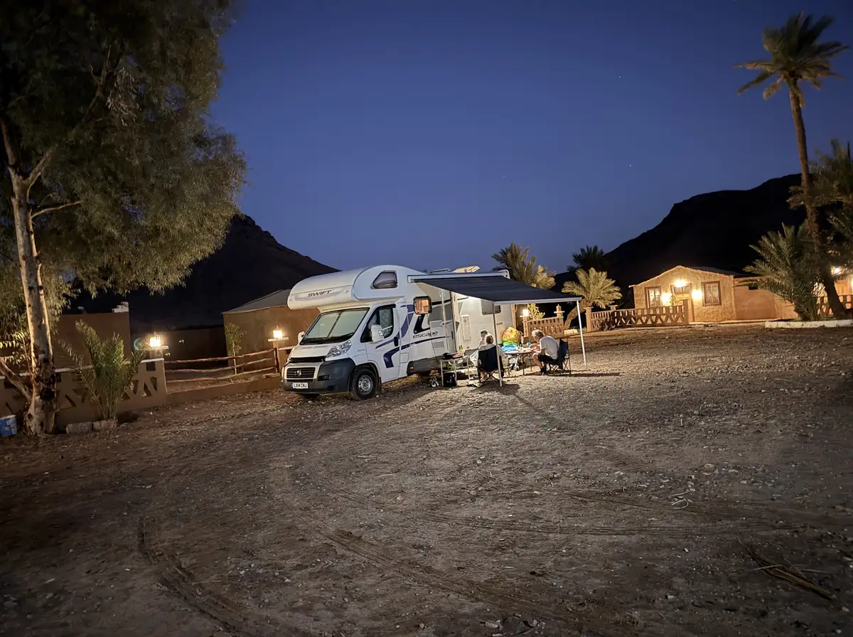 Un camping-car installé dans le jardin du parc.